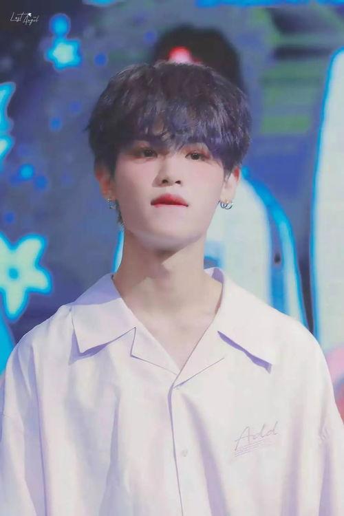 黄明昊最近照片,青春气息扑面而来